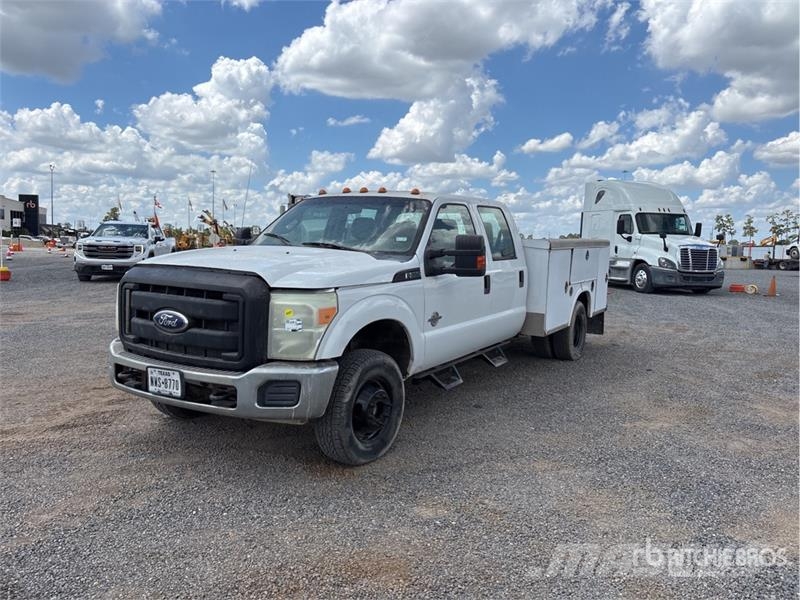 Ford F-350 XL 4x4 Crew Cab Utility Truck Utilitaire benne