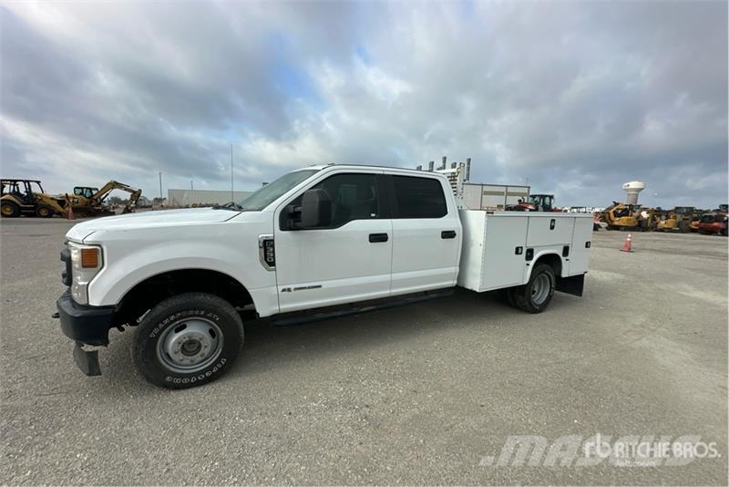 Ford F-350 XL 4x4 Crew Cab Utility Truck (Inoperable) ピックアップ/ドロップサイド