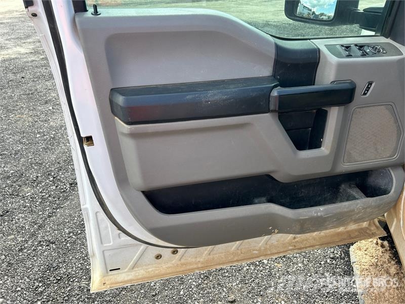 Ford F-350 XL 4x4 Crew Cab Pickup Other