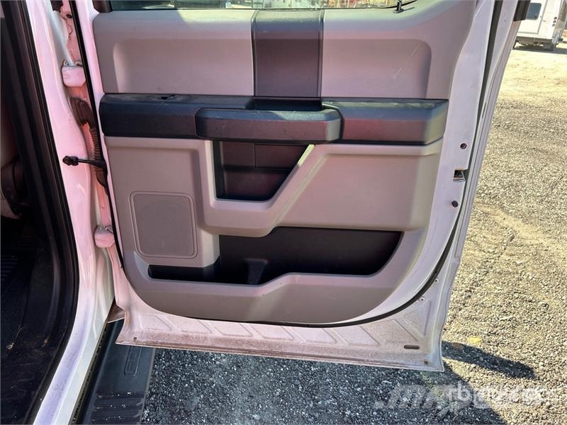 Ford F-350 XL 4x4 Crew Cab Pickup Ostalo