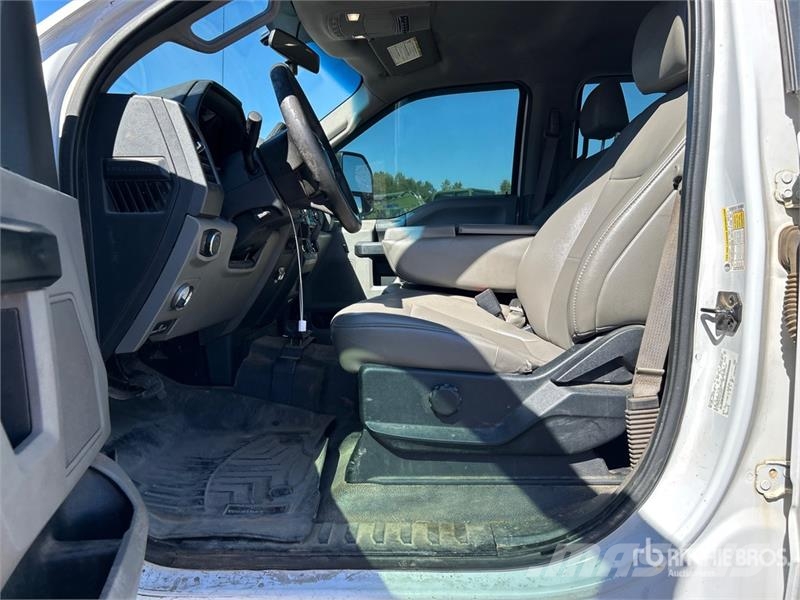 Ford F-350 XL 4x4 Crew Cab Pickup Ostalo