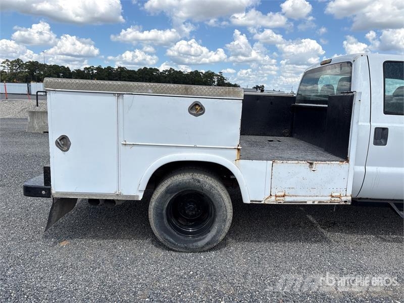 Ford F-350 XL 4x4 Crew Cab Utility Truck Utilitaire benne