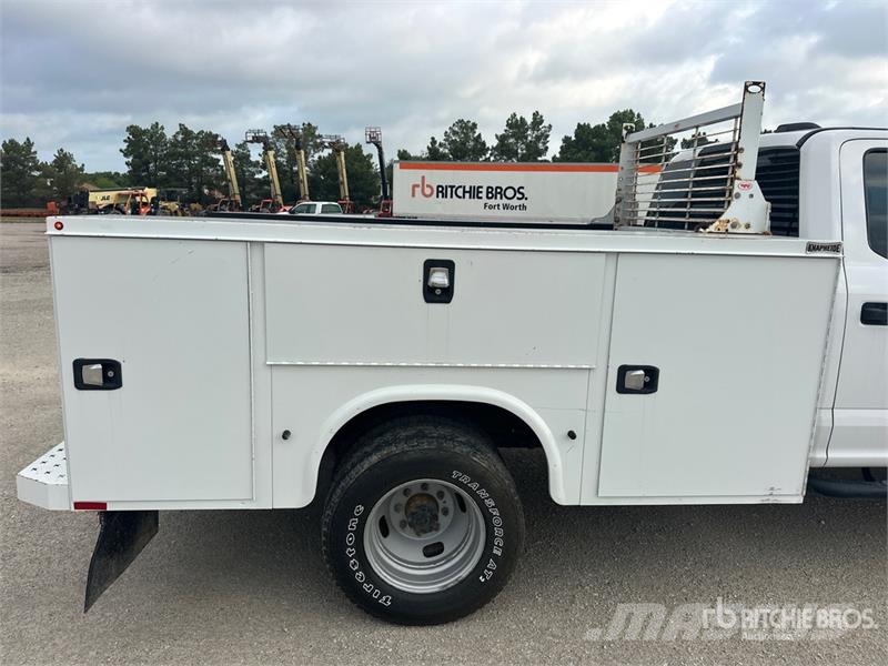 Ford F-350 XL 4x4 Crew Cab Utility Truck (Inoperable) ピックアップ/ドロップサイド