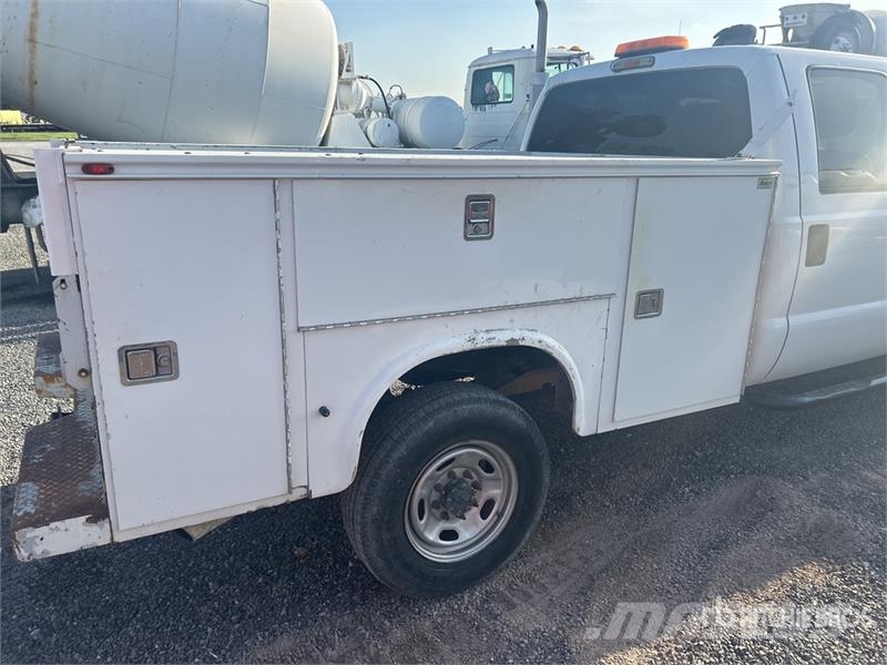 Ford F-350 XL 4x4 Crew Cab Utility Truck Vieglais kravas automobilis/izkraušana no sāniem