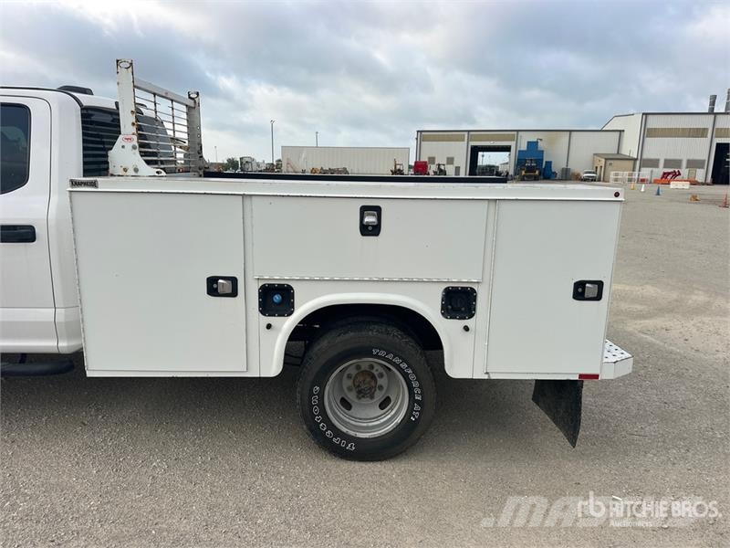 Ford F-350 XL 4x4 Crew Cab Utility Truck (Inoperable) ピックアップ/ドロップサイド
