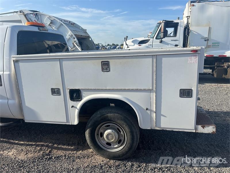 Ford F-350 XL 4x4 Crew Cab Utility Truck Vieglais kravas automobilis/izkraušana no sāniem