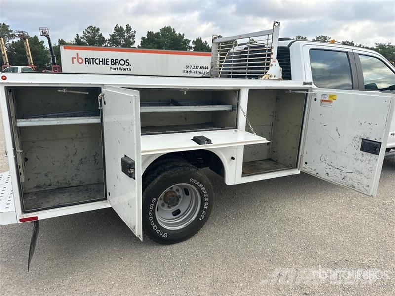 Ford F-350 XL 4x4 Crew Cab Utility Truck (Inoperable) ピックアップ/ドロップサイド
