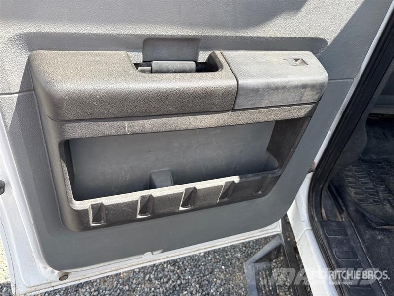 Ford F-350 XL 4x4 Crew Cab Utility Truck Utilitaire benne