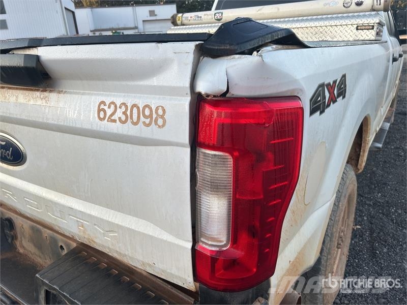 Ford F-350 XL 4x4 Crew Cab Pickup Ostalo