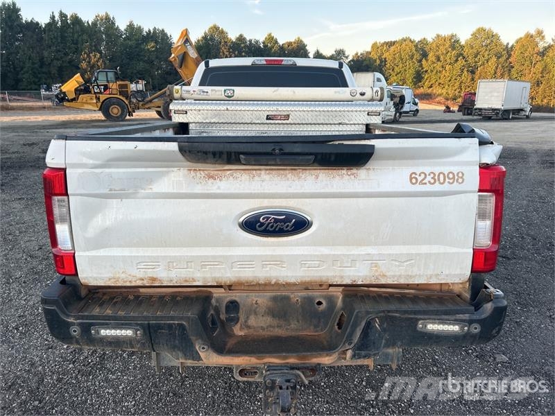 Ford F-350 XL 4x4 Crew Cab Pickup Ostalo