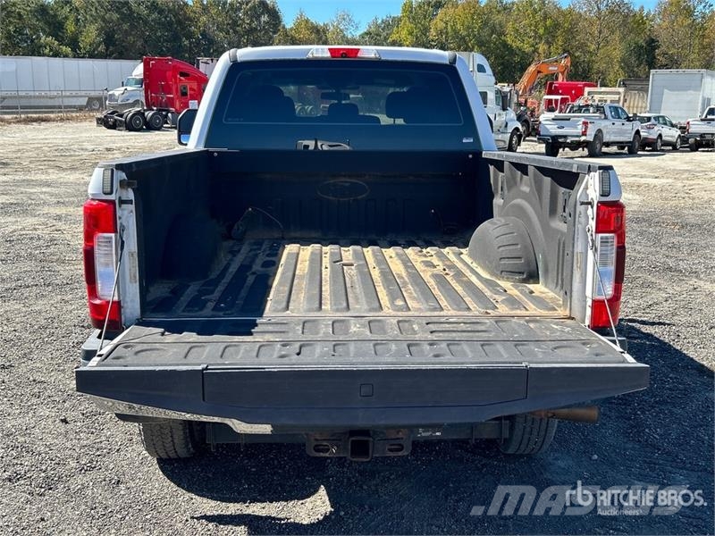 Ford F-350 XL 4x4 Crew Cab Pickup Ostalo