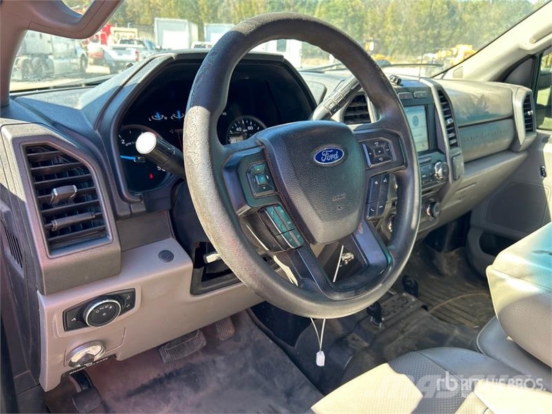 Ford F-350 XL 4x4 Crew Cab Pickup Ostalo