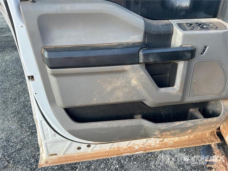 Ford F-350 XL 4x4 Crew Cab Pickup Ostalo
