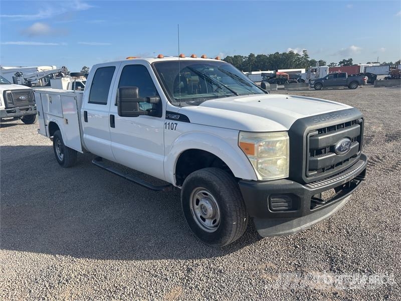 Ford F-350 XL 4x4 Crew Cab Utility Truck Vieglais kravas automobilis/izkraušana no sāniem