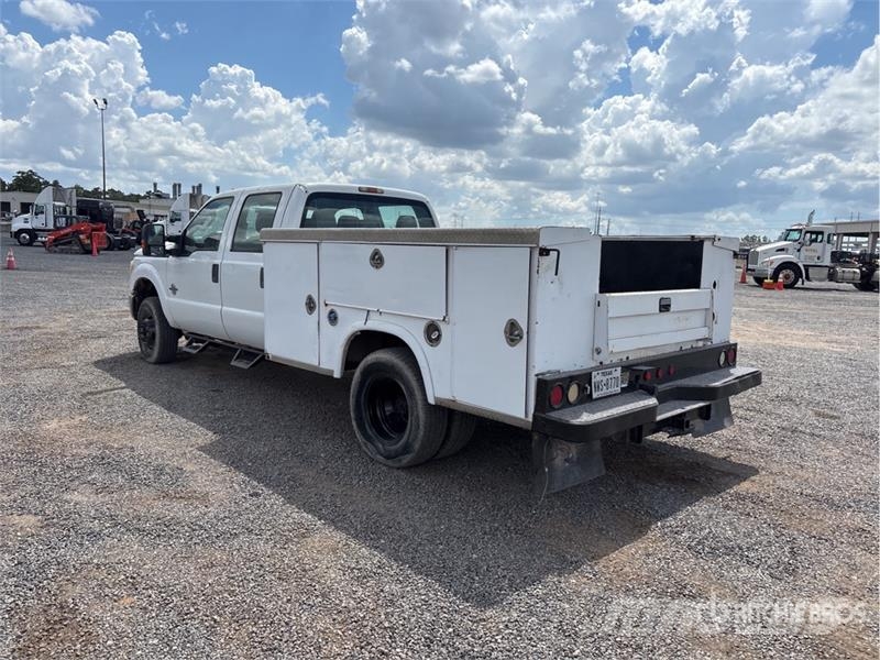 Ford F-350 XL 4x4 Crew Cab Utility Truck Utilitaire benne