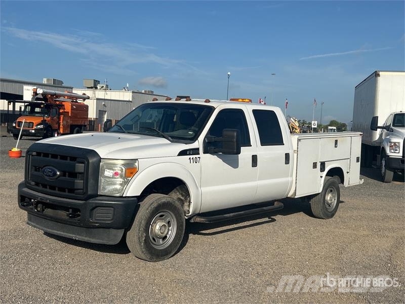 Ford F-350 XL 4x4 Crew Cab Utility Truck Vieglais kravas automobilis/izkraušana no sāniem
