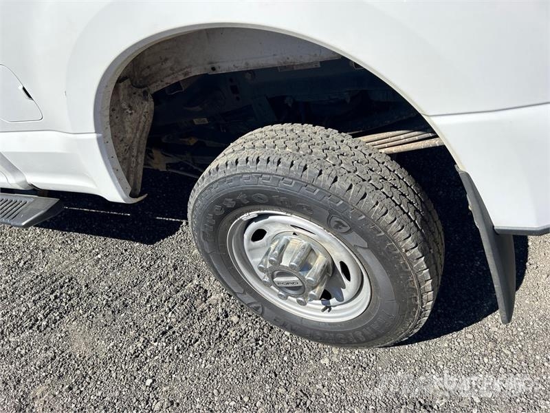 Ford F-350 XL 4x4 Crew Cab Pickup Ostalo