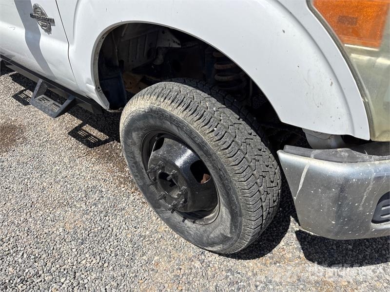 Ford F-350 XL 4x4 Crew Cab Utility Truck Utilitaire benne