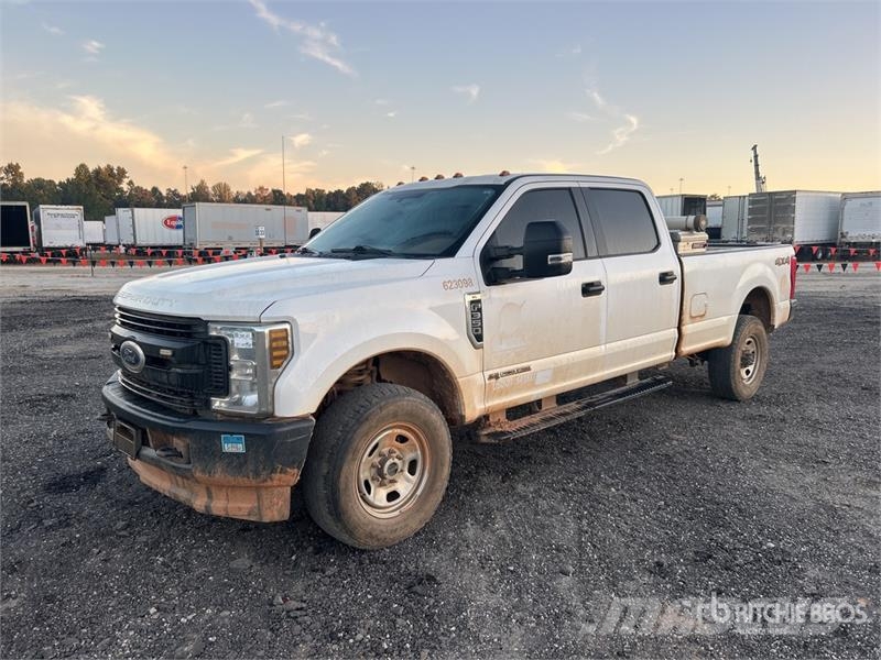 Ford F-350 XL 4x4 Crew Cab Pickup Ostalo