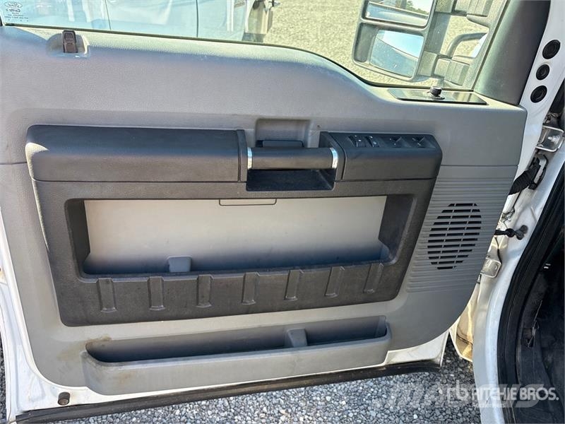 Ford F-350 XL 4x4 Crew Cab Pickup (Inoperable) その他