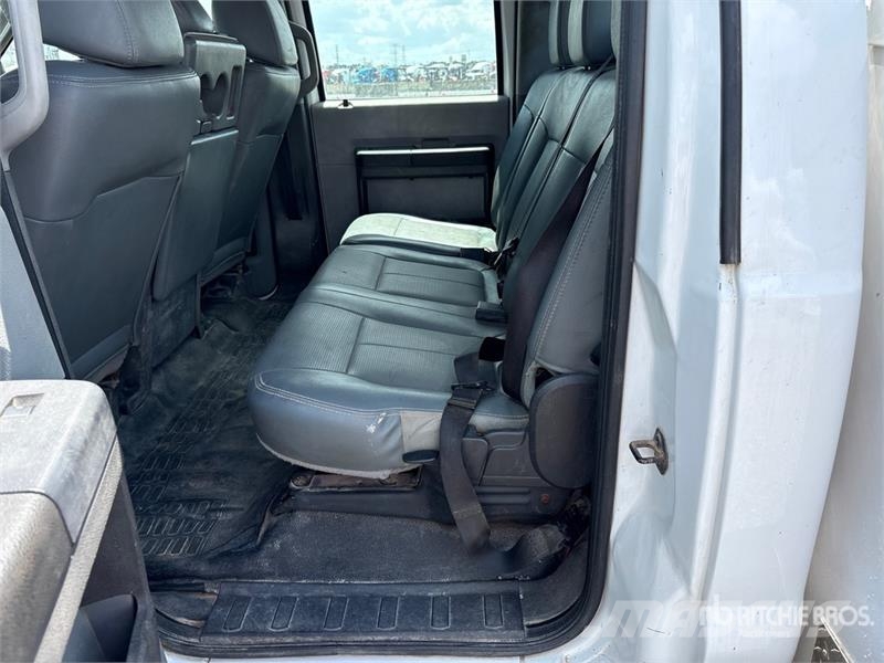Ford F-350 XL 4x4 Crew Cab Utility Truck Utilitaire benne