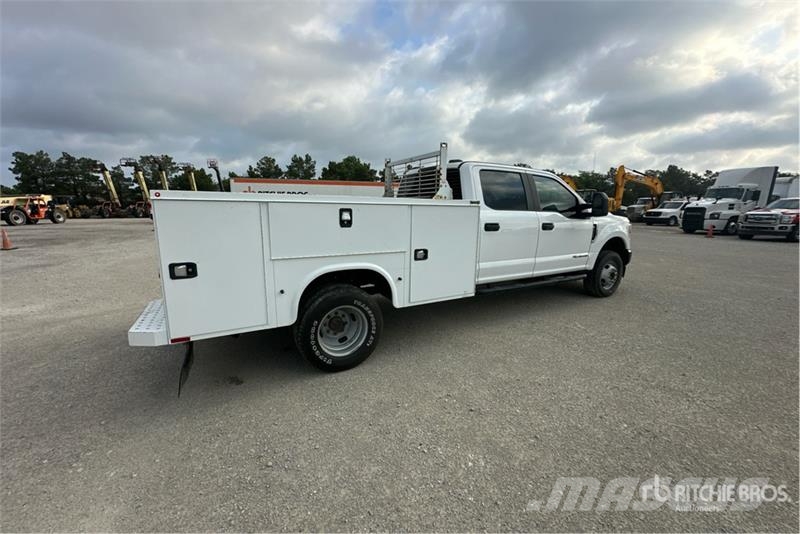 Ford F-350 XL 4x4 Crew Cab Utility Truck (Inoperable) ピックアップ/ドロップサイド
