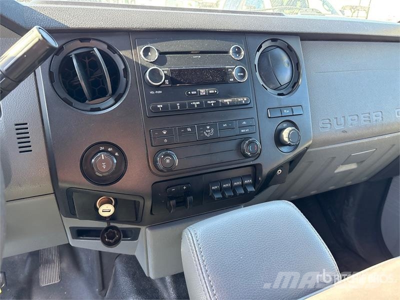 Ford F-350 XL 4x4 Crew Cab Pickup (Inoperable) その他
