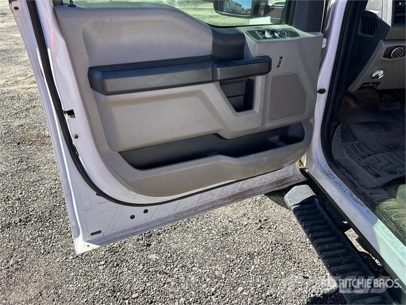 Ford F-350 XL 4x4 Crew Cab Pickup Ostalo
