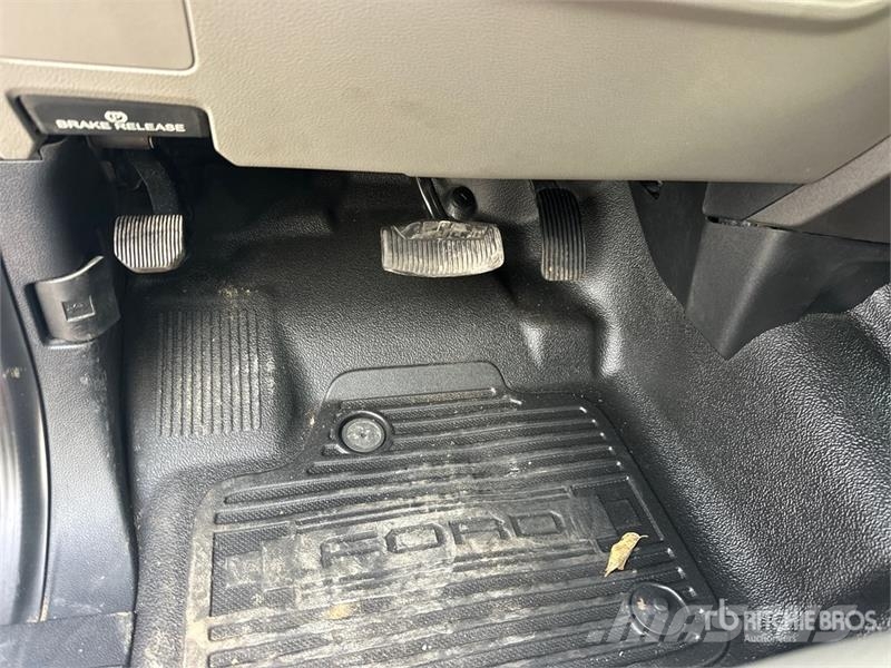Ford F-350 XL 4x4 Crew Cab Utility Truck (Inoperable) ピックアップ/ドロップサイド