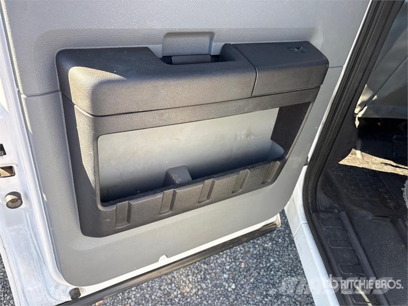 Ford F-350 XL 4x4 Crew Cab Pickup (Inoperable) その他