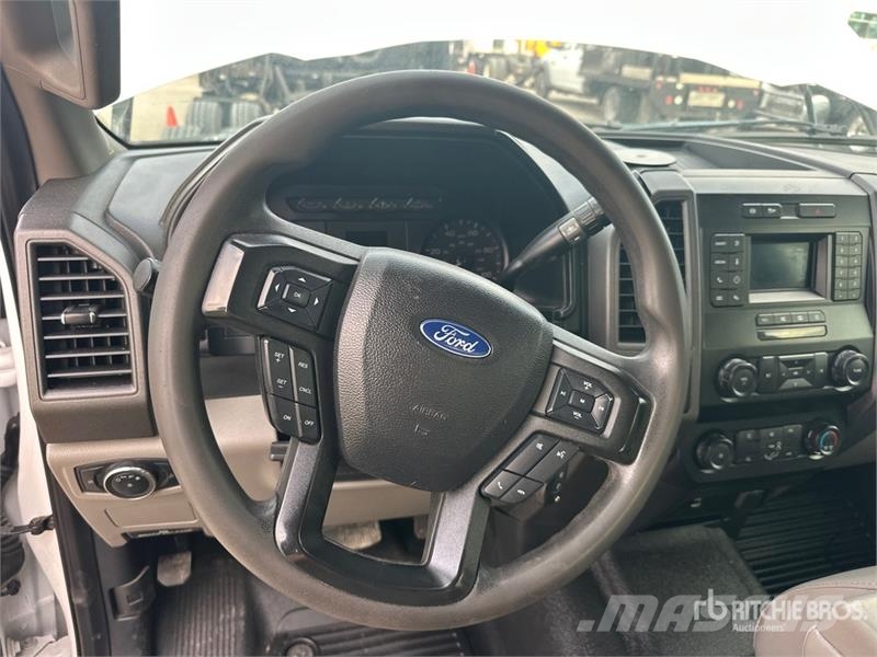 Ford F-350 XL 4x4 Crew Cab Utility Truck (Inoperable) ピックアップ/ドロップサイド