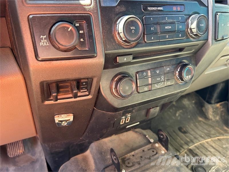 Ford F-350 XL 4x4 Crew Cab Pickup Ostalo