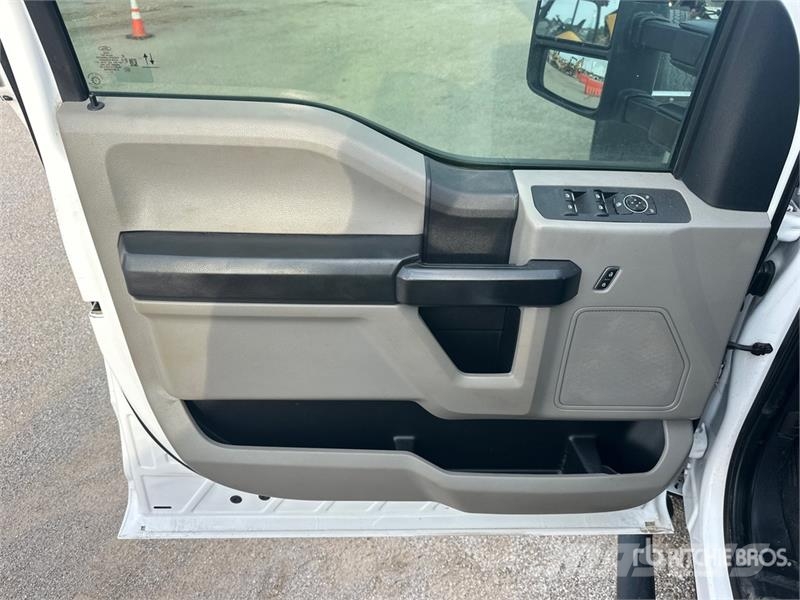 Ford F-350 XL 4x4 Crew Cab Utility Truck (Inoperable) ピックアップ/ドロップサイド