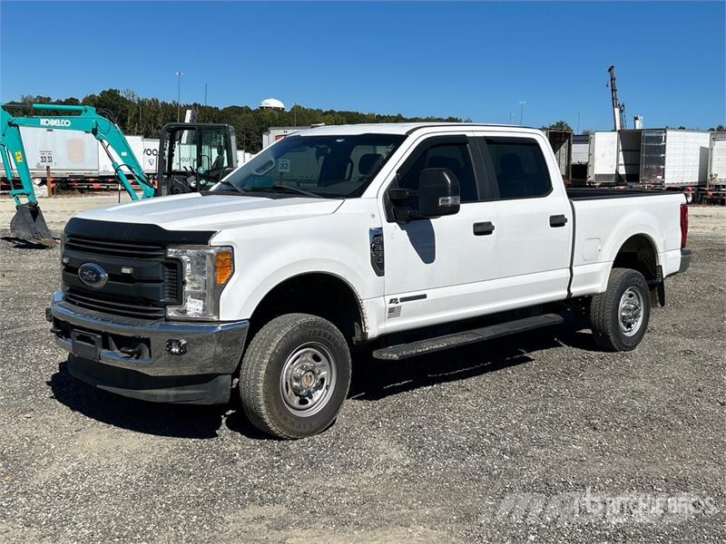 Ford F-350 XL 4x4 Crew Cab Pickup Ostalo