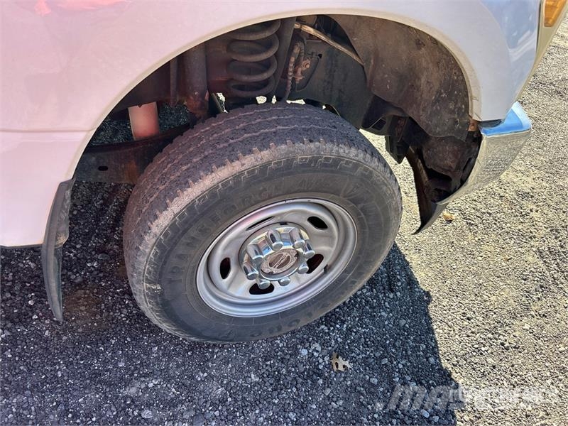 Ford F-350 XL 4x4 Crew Cab Pickup Ostalo