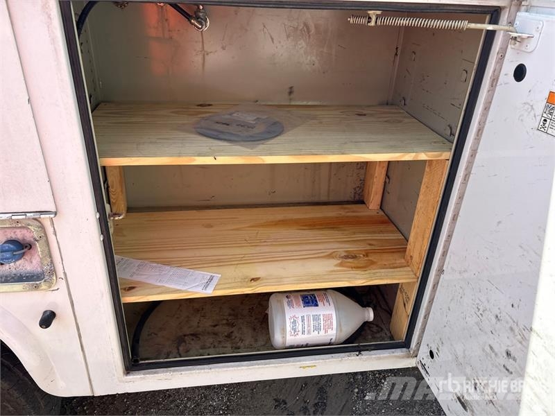 Ford F-350 XL 4x4 Service Truck (Inoperable) 多目的／汎用車両
