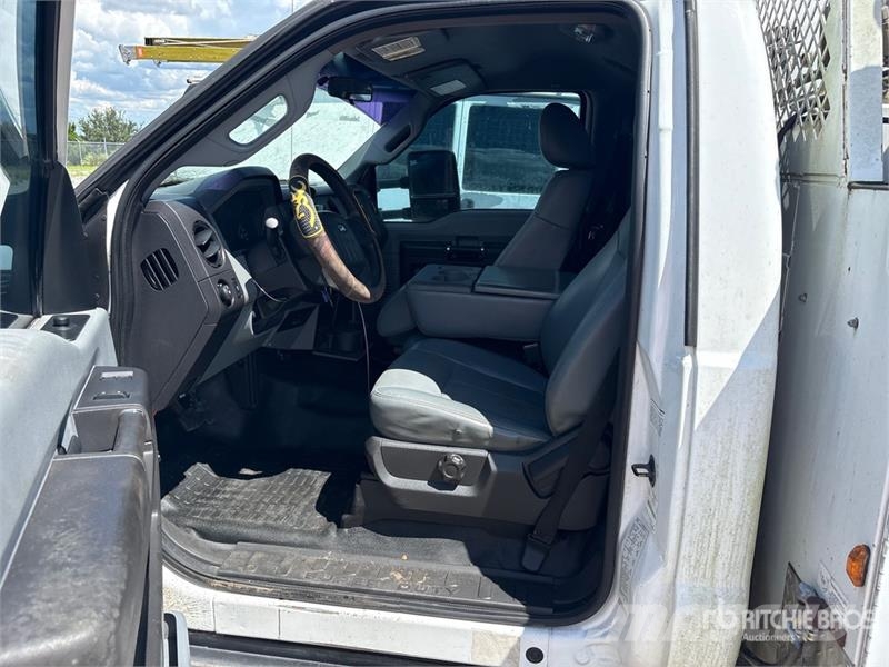 Ford F-350 XL 4x4 Service Truck (Inoperable) 多目的／汎用車両