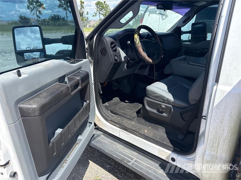 Ford F-350 XL 4x4 Service Truck (Inoperable) 多目的／汎用車両