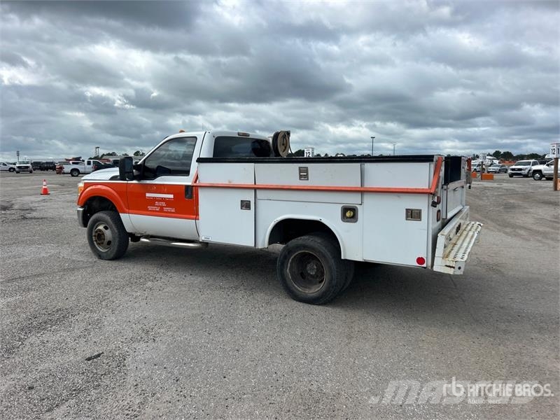 Ford F-350 XL 4x4 Utility Truck Kiperi