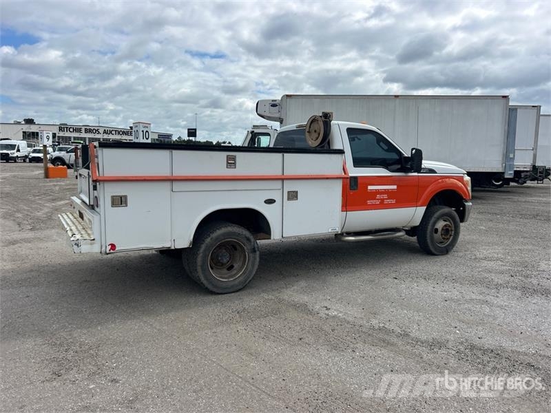 Ford F-350 XL 4x4 Utility Truck Kiperi