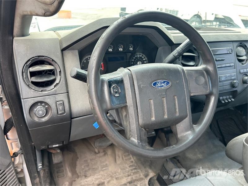 Ford F-350 XL 4x4 Utility Truck Kiperi
