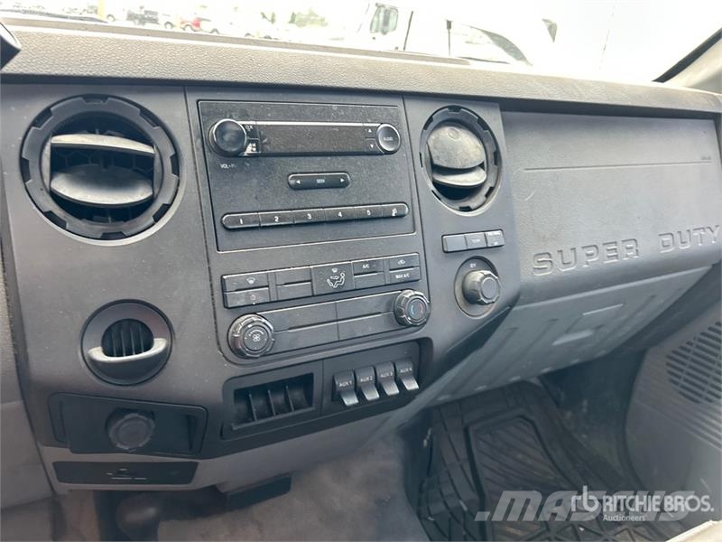 Ford F-350 XL 4x4 Utility Truck Kiperi