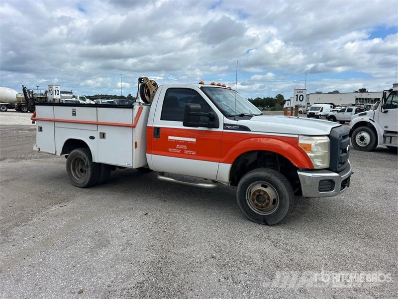 Ford F-350 XL 4x4 Utility Truck Kiperi