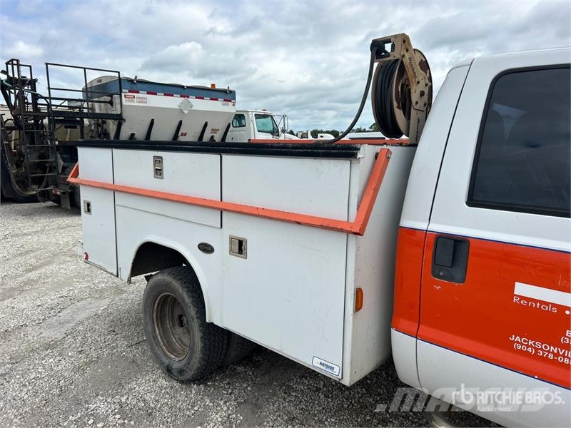 Ford F-350 XL 4x4 Utility Truck Kiperi
