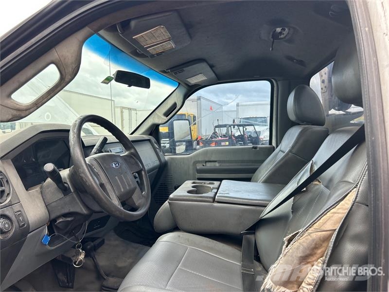 Ford F-350 XL 4x4 Utility Truck Kiperi