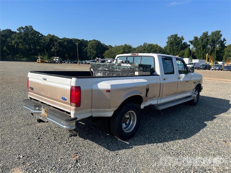 Ford F-350 XLT 4x2 Crew Cab Pickup Інше