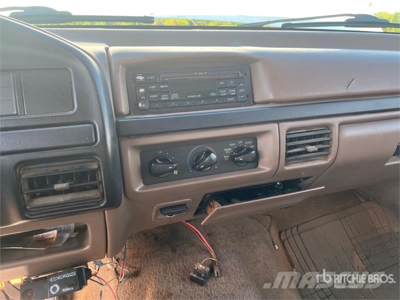 Ford F-350 XLT 4x2 Crew Cab Pickup Інше