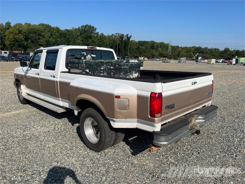 Ford F-350 XLT 4x2 Crew Cab Pickup Інше