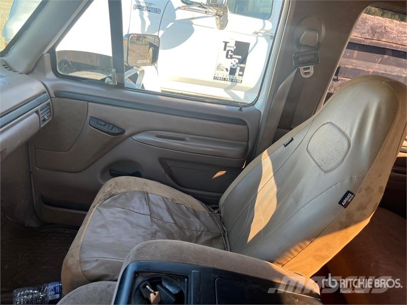 Ford F-350 XLT 4x2 Crew Cab Pickup Інше