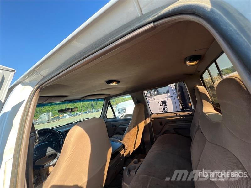 Ford F-350 XLT 4x2 Crew Cab Pickup Інше